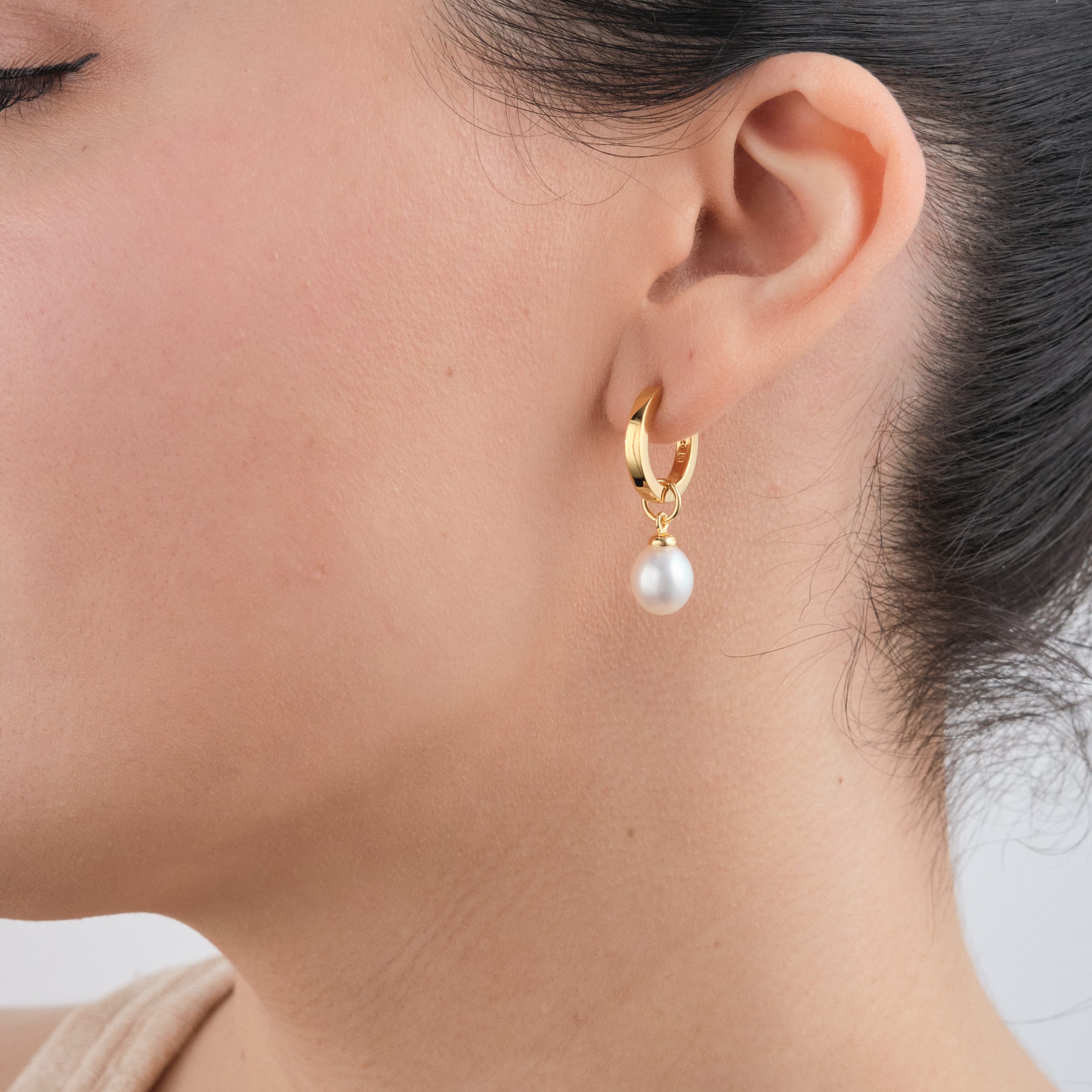 Close-up side view of 18K gold vermeil pearl charms. Timeless and versatile, perfect for bridal jewellery or special occasions.