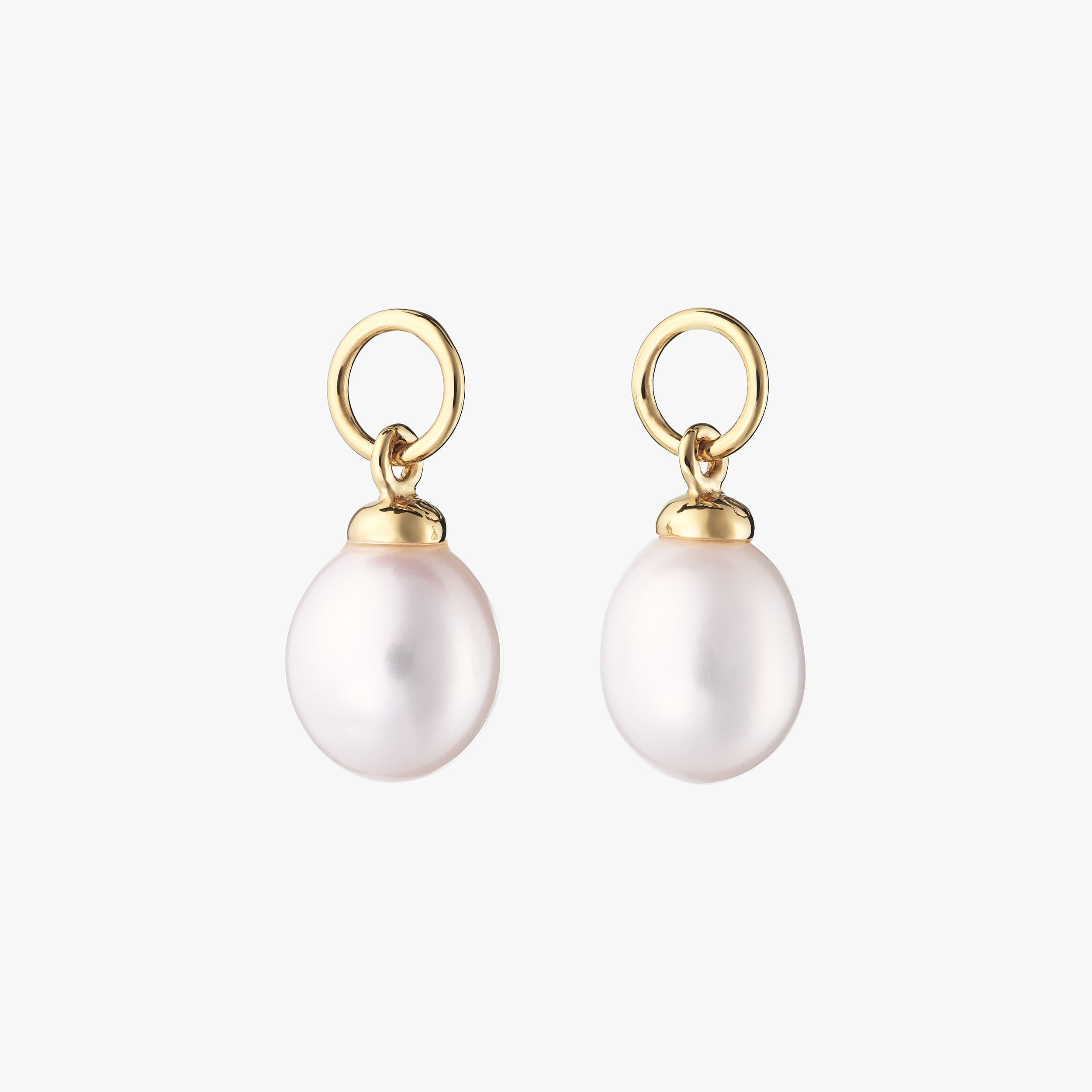 Elegant pearl charms set in 18K gold vermeil. A must-have for bridal jewellery, combining affordability with luxury and durability.