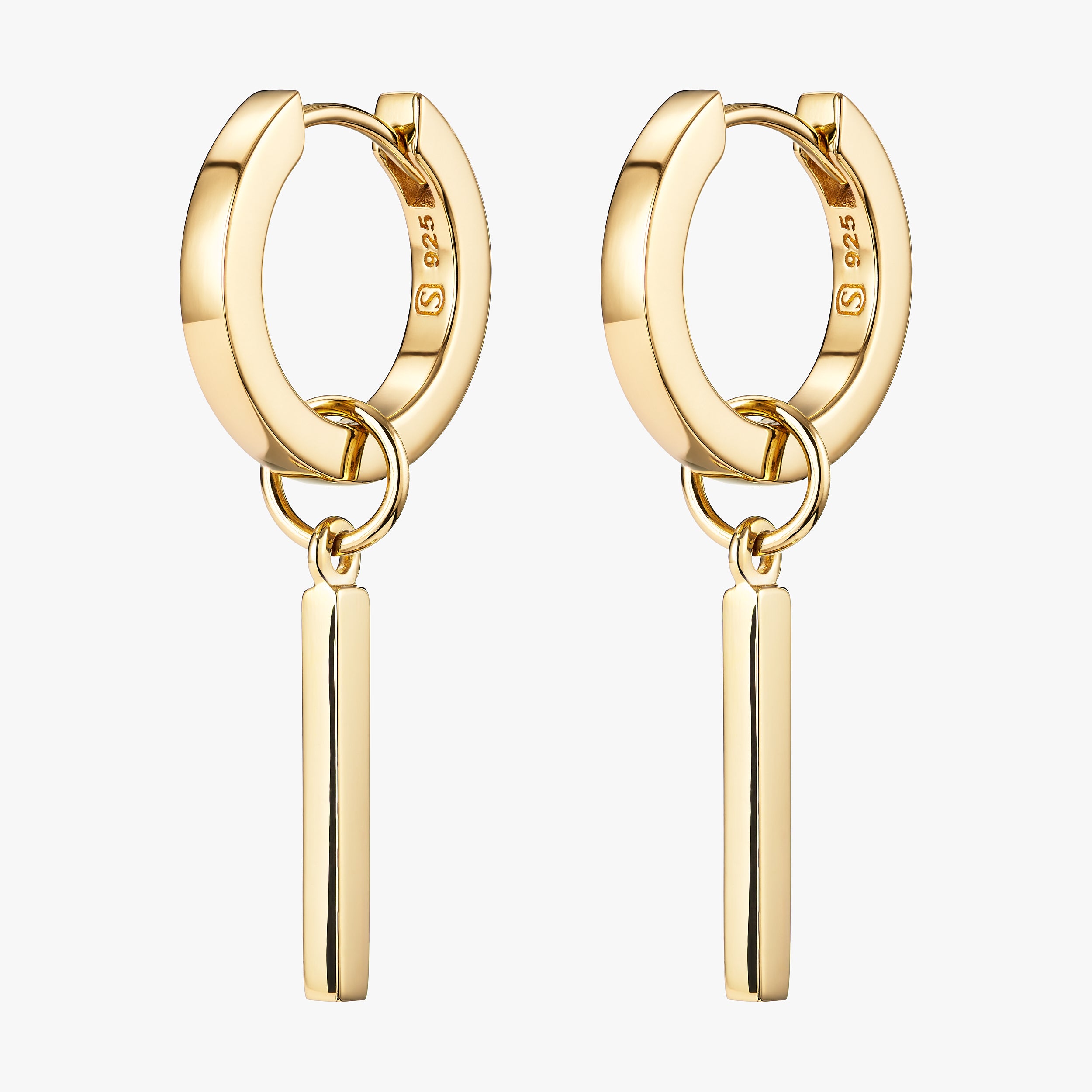 A classic and versatile jewellery piece that complements any style, from casual to formal. These 18k Gold Vermeil Huggie Hoop earrings with sleek rod charms are perfect for all occasions.